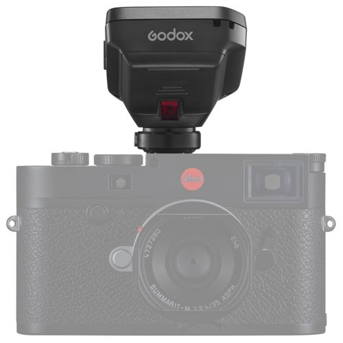 Un'unità flash Godox nera su una fotocamera Leica grigia.