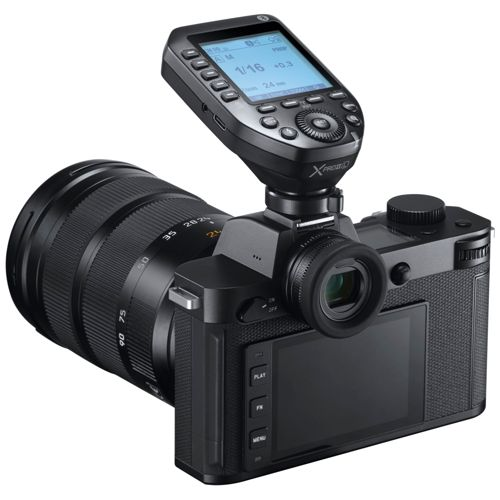 Fotocamera nera con attacco e obiettivo grande.