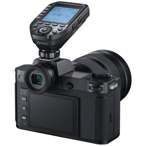 Fotocamera nera con attacco e obiettivo, primo piano.