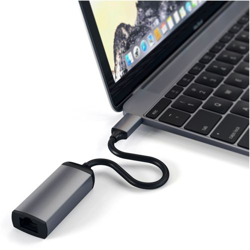 Un adattatore da USB-C a Ethernet grigio si collega alla porta di un laptop argentato.
