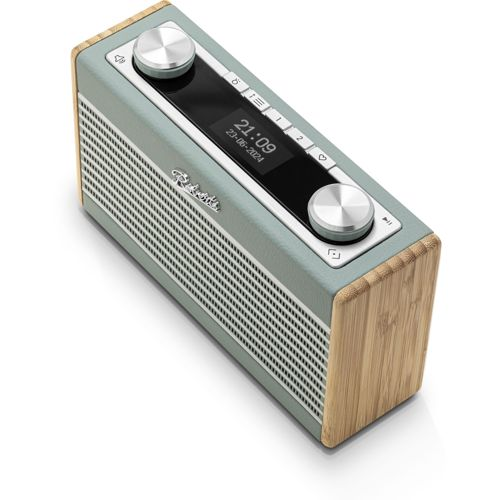 Une radio vert pâle avec des accents en bois et un écran numérique.