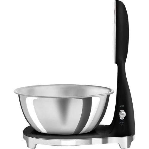 Una báscula de cocina digital negra con un cuenco de metal plateado sobre fondo blanco.