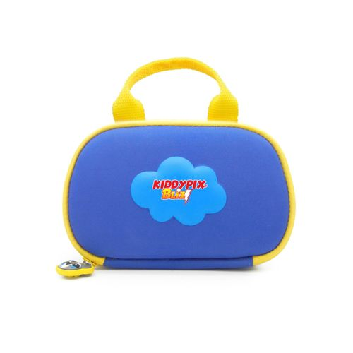 Una bolsa azul con asa y ribete amarillos, con estampado de nube y logo Kiddypix Buzz.