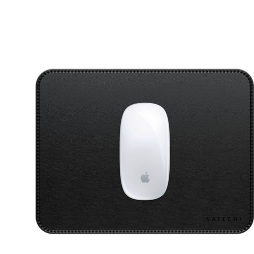 Eine weiße Apple Maus liegt auf einer schwarzen Leder-Mausmatte.