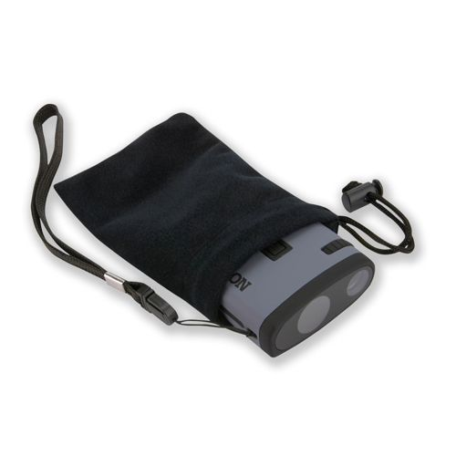 Binocolo grigio sporge da una borsa nera con coulisse.