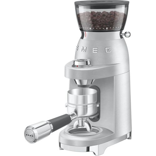 Eine silberne SMEG Kaffeemühle mit einem durchsichtigen Bohnenbehälter steht auf weißem Grund.