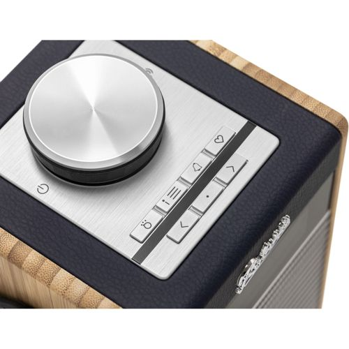 Ein silberner Drehknopf und Tasten auf einem Radio mit Holz- und Lederdetails.