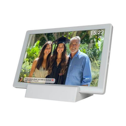 Familie lächelt, eine mit Abschlusskappe. Digitaler Rahmen zeigt Zeit & Temp.