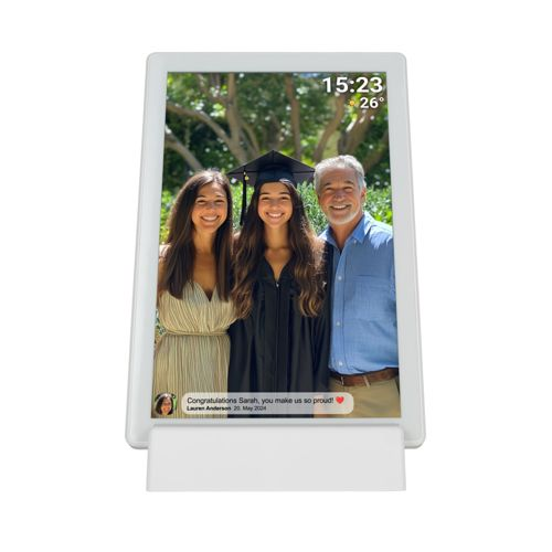 Familie feiert Abschluss: Zwei Frauen und ein Mann lächeln. Zeit/Temperatur oben.
