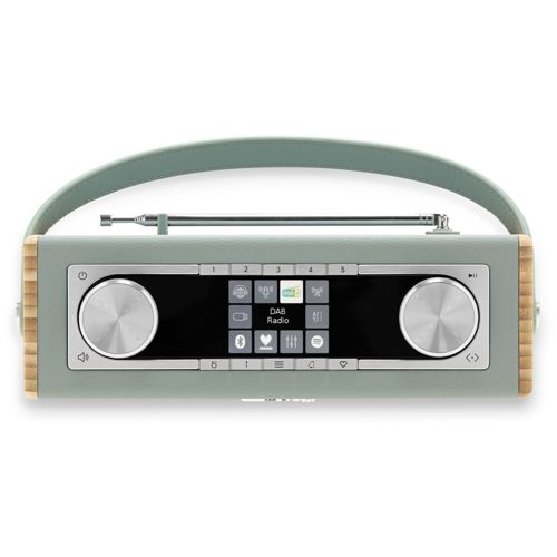Radio DAB grise avec côtés en bois, boutons argentés et antenne. Écran affiche Radio DAB.