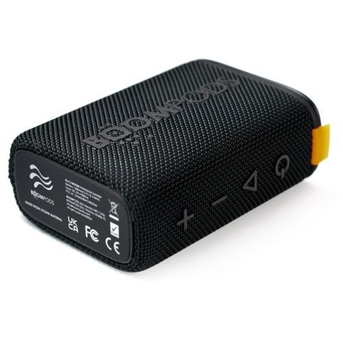 Un haut-parleur portable rectangulaire noir avec une finition en tissu et une boucle jaune.