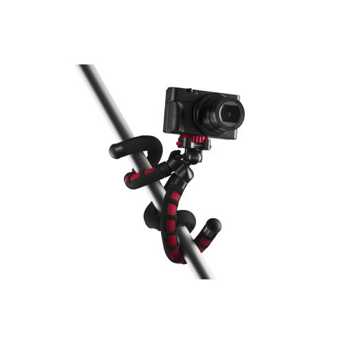 Una fotocamera digitale nera è attaccata a un treppiede flessibile avvolto attorno a un palo.