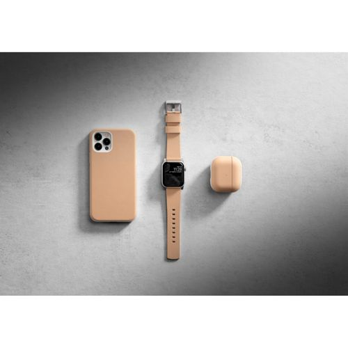 Ein hellbraunes Smartphone, eine Smartwatch und ein Ladeetui liegen nebeneinander.