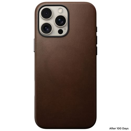 Custodia in pelle marrone per telefono con tripla fotocamera su sfondo bianco.