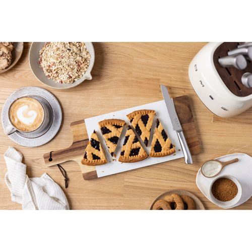 Ein gedeckter Tisch mit Kuchenstücken, Kaffee und Müsli.