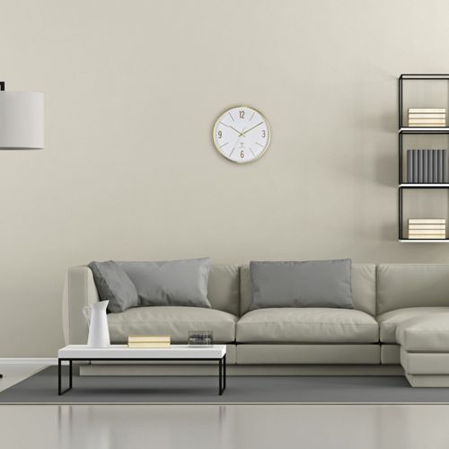 Ein helles Wohnzimmer mit einem Ecksofa, einem Couchtisch und einem Wandregal.