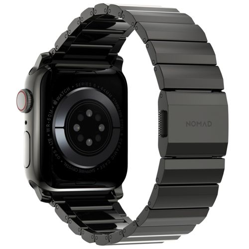 Apple Watch negra con correa metálica y cierre Nomad, vista trasera.