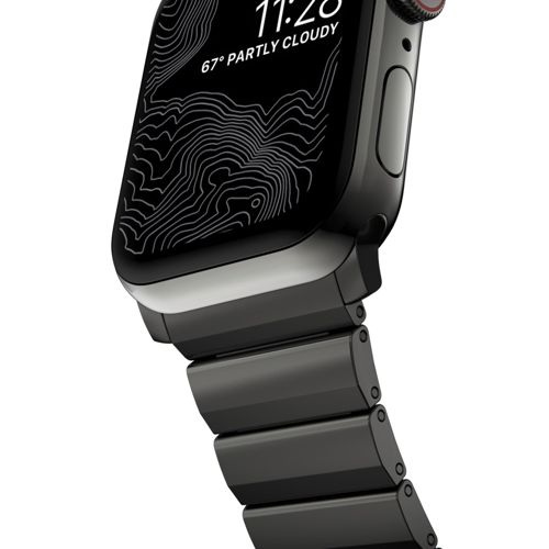 Primer plano de un Apple Watch gris oscuro con esfera de mapa topográfico.