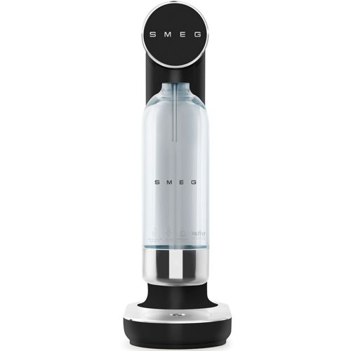 Ein schwarzer SMEG Wassersprudler mit transparenter Flasche und silbernen Akzenten.