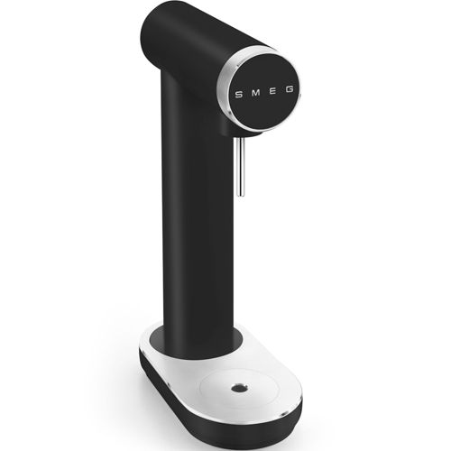 Ein schlanker schwarzer Wasserspender mit silbernen Akzenten und dem SMEG-Logo.