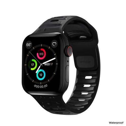 Un reloj inteligente negro con banda negra muestra la hora, fecha y métricas de actividad.