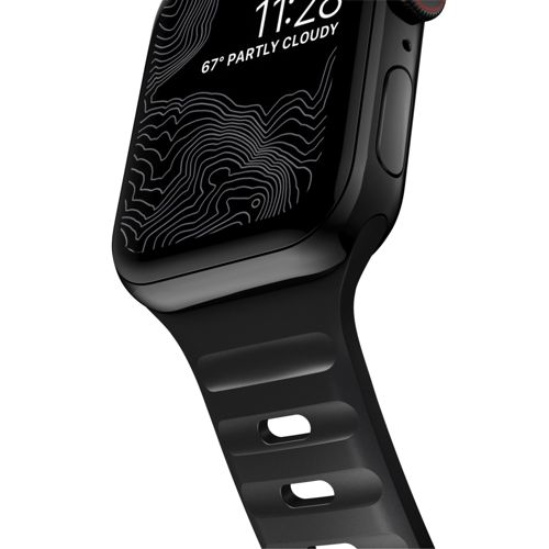 Reloj inteligente negro con esfera de topografía y correa acanalada.