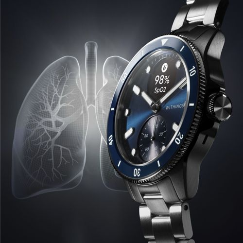 Smartwatch zeigt 98% SpO2 neben einem Drahtgittermodell der Lunge.