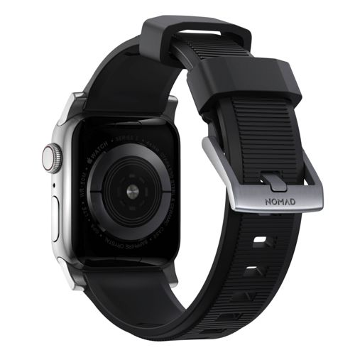 Un Apple Watch plateado con correa Nomad negra se ve de espaldas, con la hebilla de la correa visible.