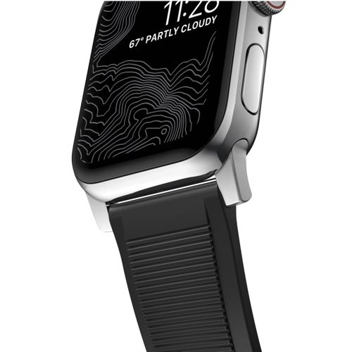 Primer plano de un reloj inteligente con correa negra y carcasa plateada.