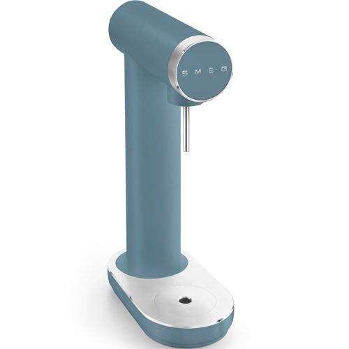 Ein blauer SMEG Wasserspender mit silbernem Sockel und Auslauf.