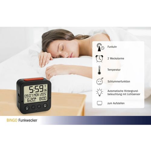 Ein schwarzer Digitalwecker mit rotem Knopf zeigt 5:59 Uhr an. Eine Frau schläft im Bett.