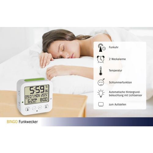 Eine Frau schläft, während ein Digitalwecker 5:59 anzeigt; rechts sind Funktionen aufgelistet.