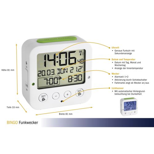 Ein weißer Digitalwecker mit grünem Knopf, zeigt Uhrzeit, Datum, Temperatur und Weckzeit.