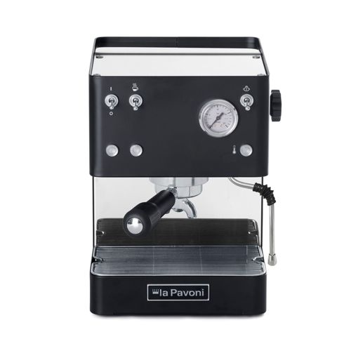 Eine schwarze La Pavoni Espressomaschine mit Chromakzenten und Manometer.