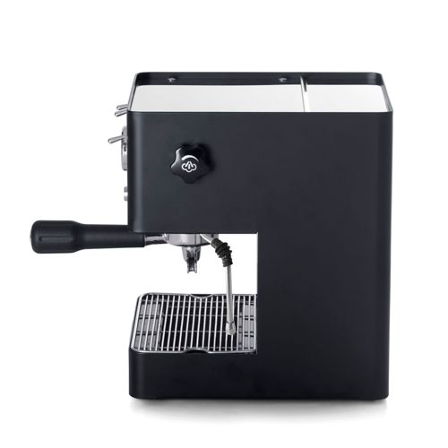 Eine schwarze Espressomaschine mit silbernen Akzenten und einem Tropfblech.