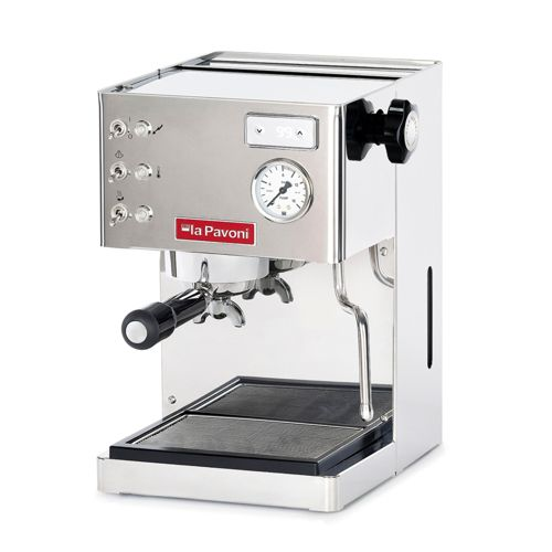 Eine glänzende Espressomaschine mit einem Siebträger und einem Manometer.