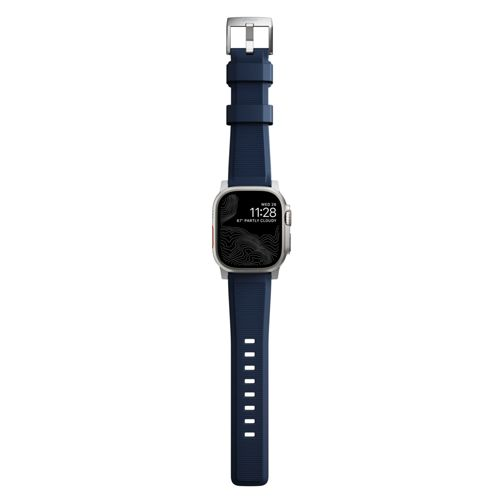 Un reloj inteligente azul oscuro con hebilla y carcasa plateadas.