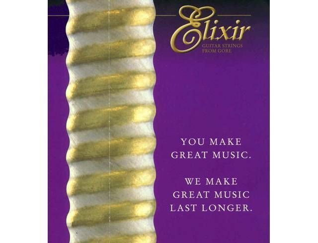 Mor arka plan üzerinde Elixir gitar tellerinin yakın çekimi.