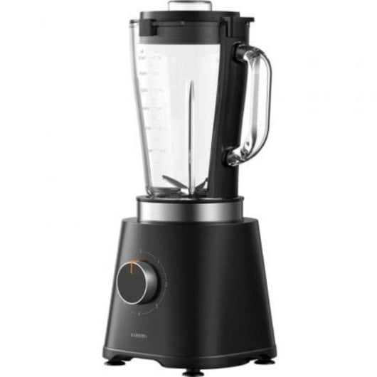 Ein schwarzer Mixer mit gläsernem Krug, silbernem Ring und Drehregler.