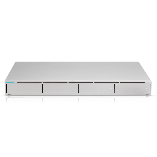 Un elegante dispositivo argentato con quattro fessure sul davanti, su sfondo bianco.