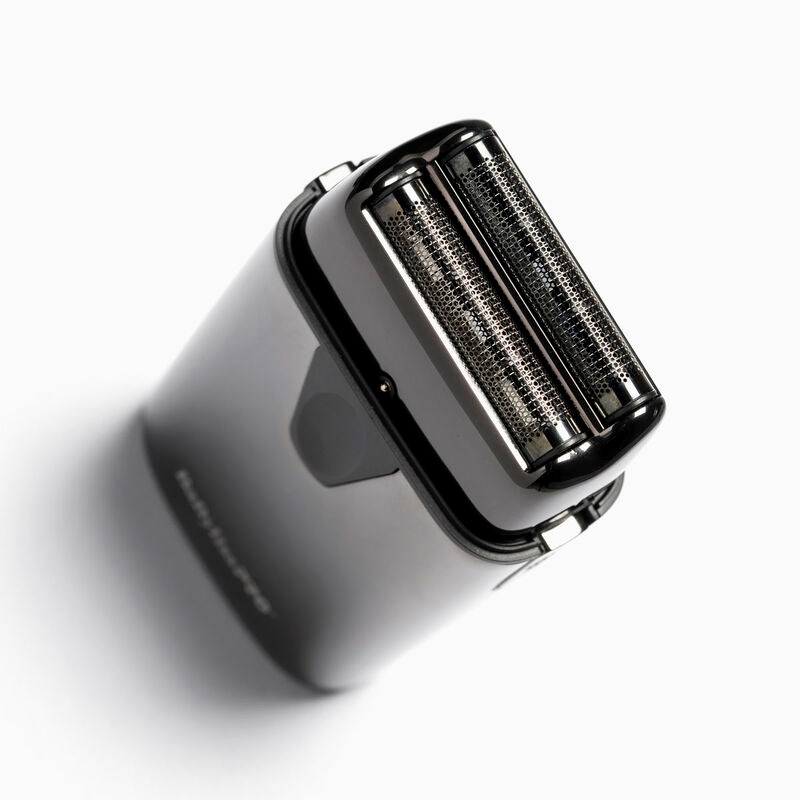 Un rasoio elettrico nero con due lame, su sfondo bianco.