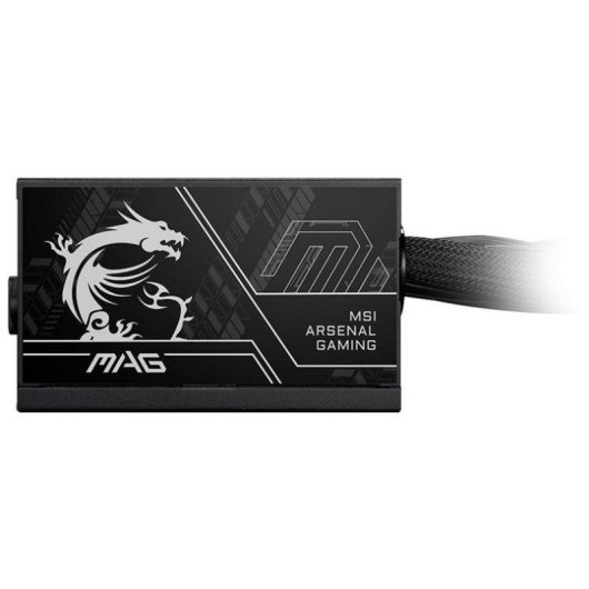 Czarny zasilacz z logo MSI i stylizowanym smokiem. Kabel wychodzi po prawej stronie.
