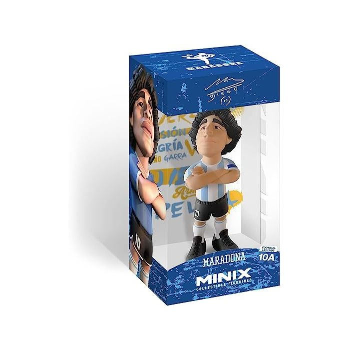 Statua di Maradona in scatola, indossa maglia a strisce bianche e blu, braccia conserte.