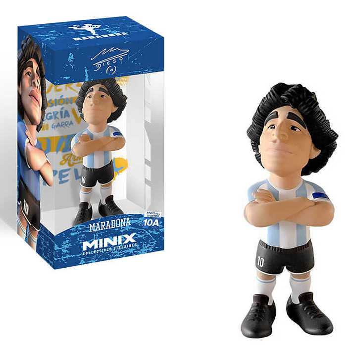 Statua di Maradona in maglia argentina, braccia conserte, accanto alla sua confezione.