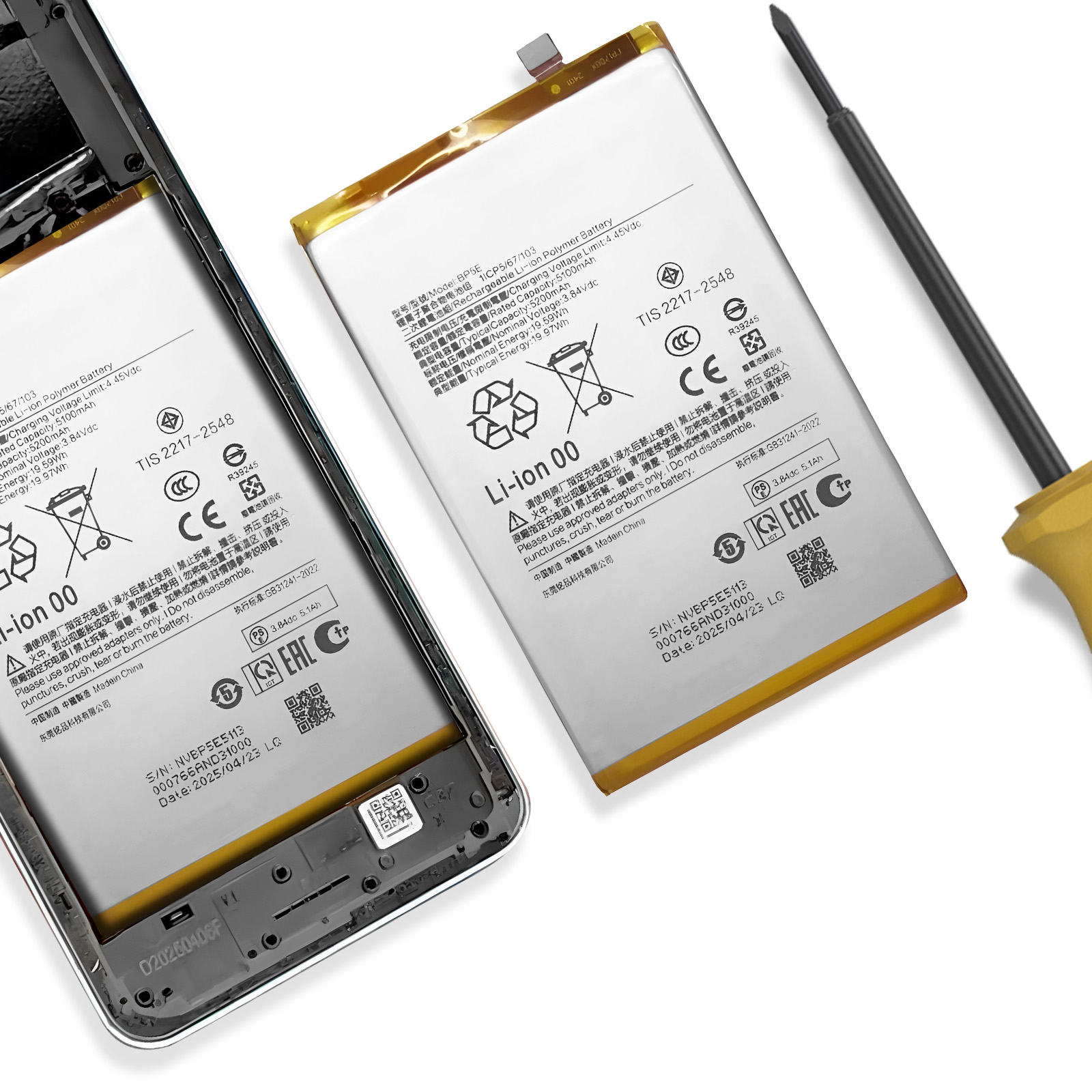 Una batteria del telefono e un cacciavite giacciono fianco a fianco. La batteria è bianca con bordi gialli.