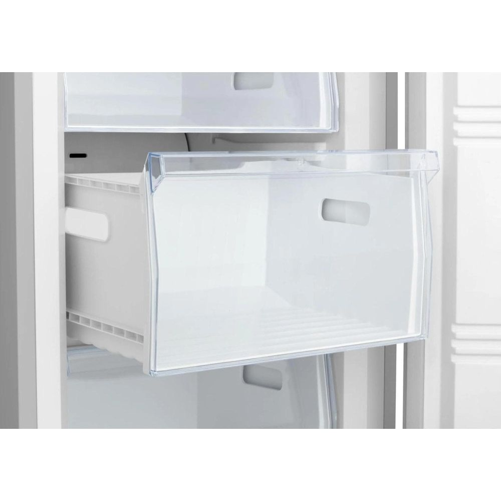 Ein leerer, transparenter Gefrierschublade, herausgezogen aus einem weißen Gefrierschrank.