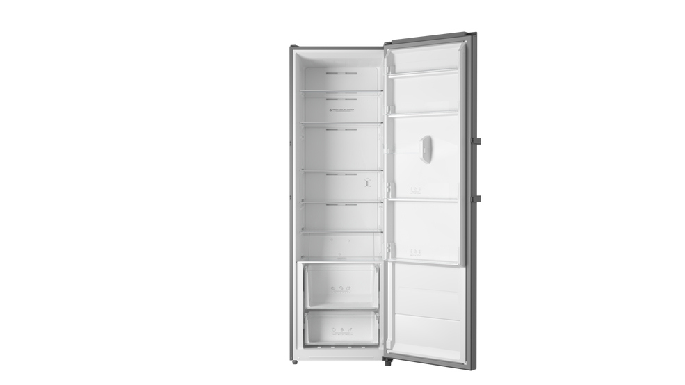 Un refrigerador alto y vacío con la puerta abierta, mostrando estantes y cajones interiores blancos.