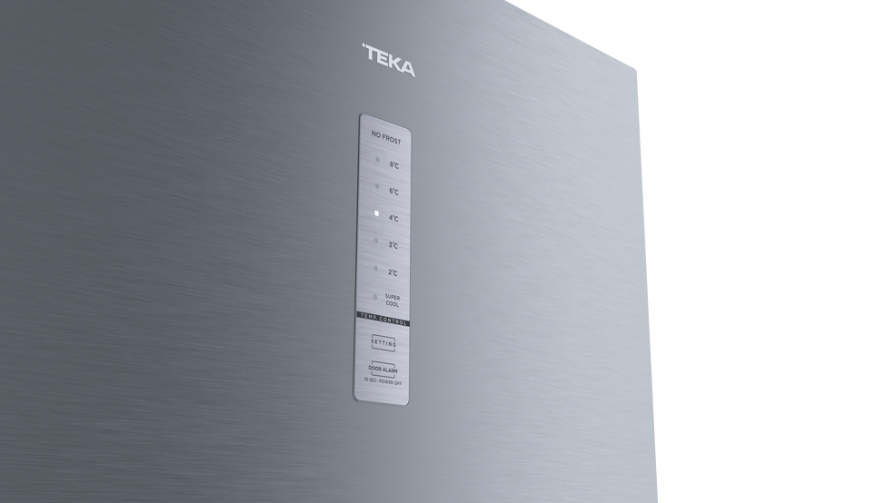 Refrigerador gris con pantalla digital de temperatura y logo TEKA.