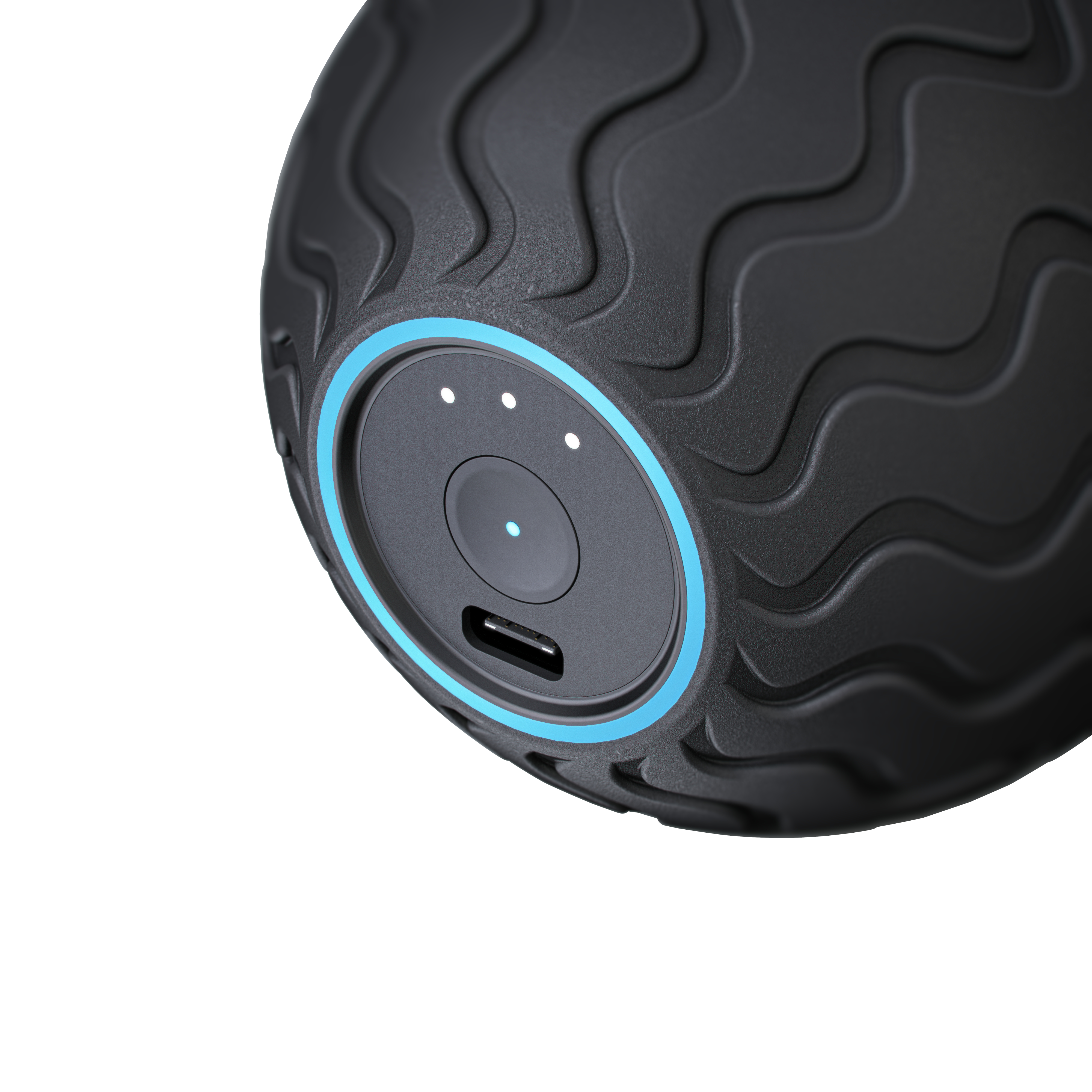 Pelota de masaje negra con textura ondulada, anillo azul y puerto USB-C.