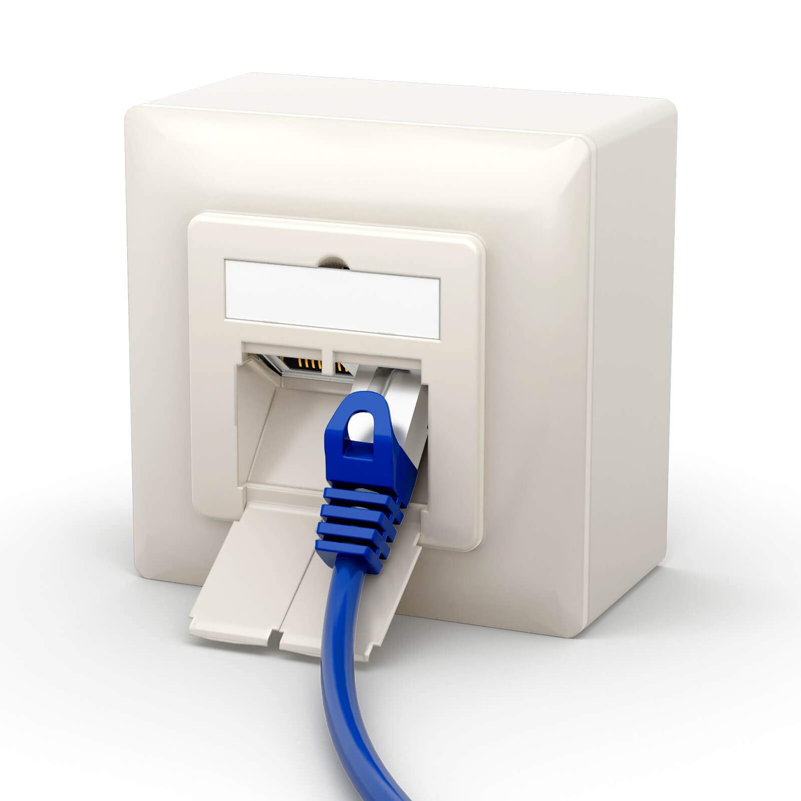 Ein blaues Netzwerkkabel wird in eine weiße Wandbuchse gesteckt.